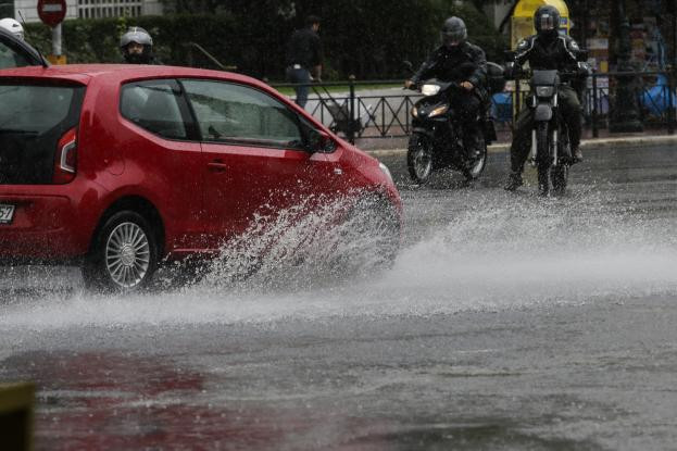 Οδήγηση στη βροχή: Τι πρέπει να προσέχουμε